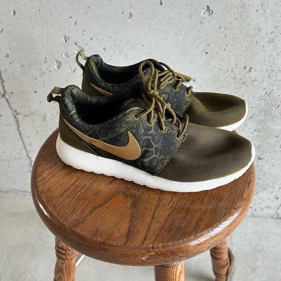 Women’s Nike Roshe’s - Picture 3 of 3